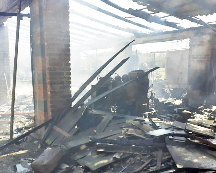 Spłonął sprzęt rolniczy i budynek w Radomiu