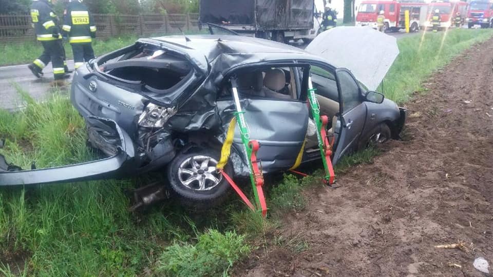 Wypadek w Pruścach. Toyota uderzyła w samochód dostawczy