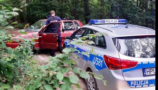 Oborniccy policjanci staranowali Fiata Uno z pijanym kierowcą