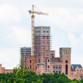 Budowa zamku w Stobnicy trwa, a organy państwa chcą ją jakoś zatrzymać