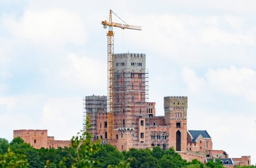 Budowa zamku w Stobnicy trwa, a organy państwa chcą ją jakoś zatrzymać