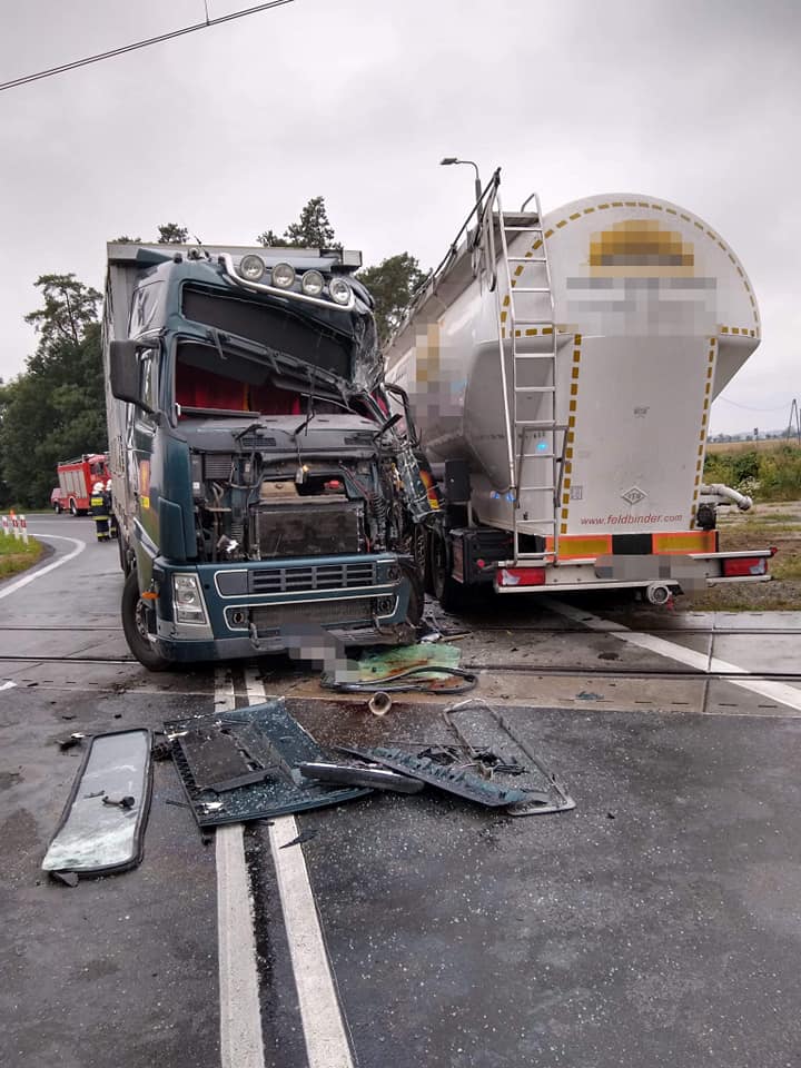 Zderzenie dwóch ciężarówek na przejeździe w Tarnowie. 600 pasażerów pociągów utknęło na miejscu