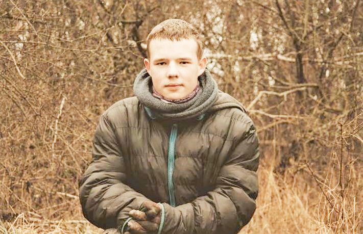 Nastoletni Karol Strzelecki odnawia zdewastowany cmentarz