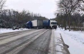 Ciężarówki zablokowały jedenastkę