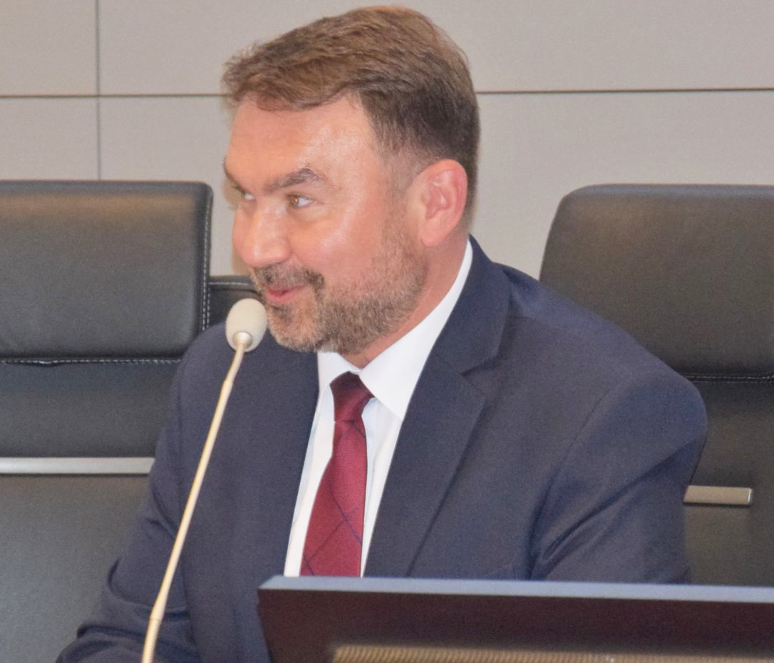 Prokurator oskarża burmistrza Obornik Tomasza Szramę