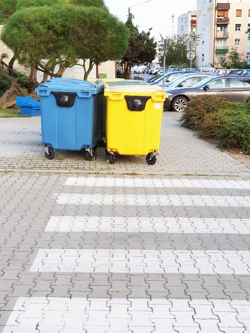Śmietniki przy przejściu
