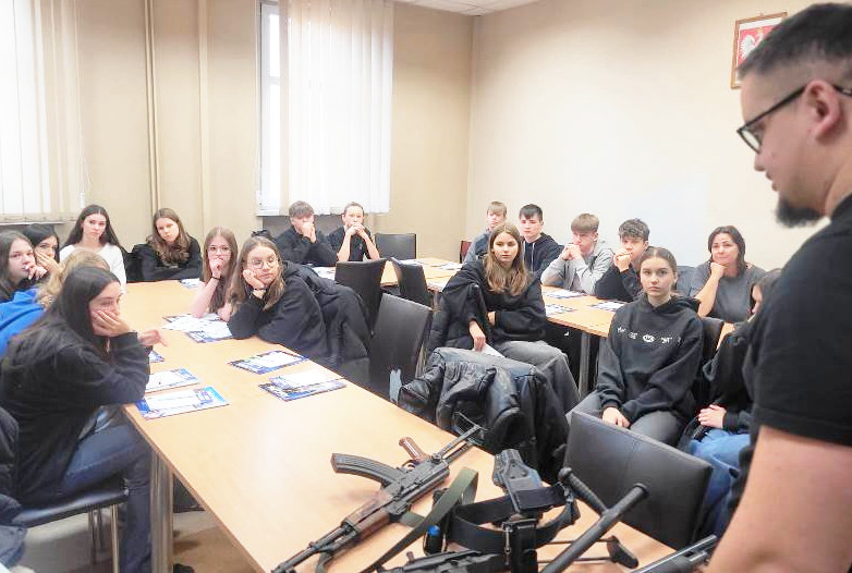 Uczniowie na komendzie policji