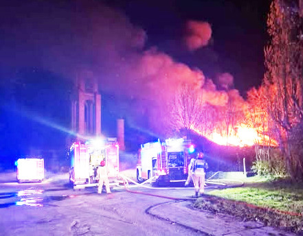 Pożar baru w Objezierzu. Strażacy walczyli do trzeciej nad ranem