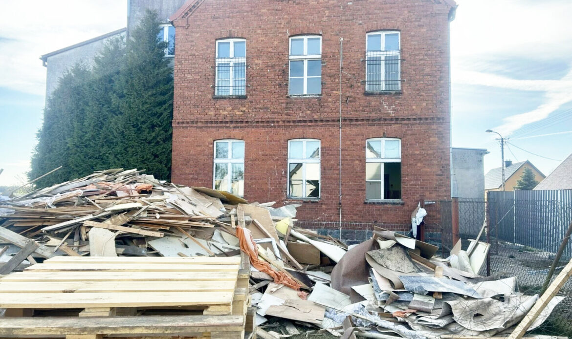 Lipa: budynek dawnej szkoły przeznaczony do rozbiórki