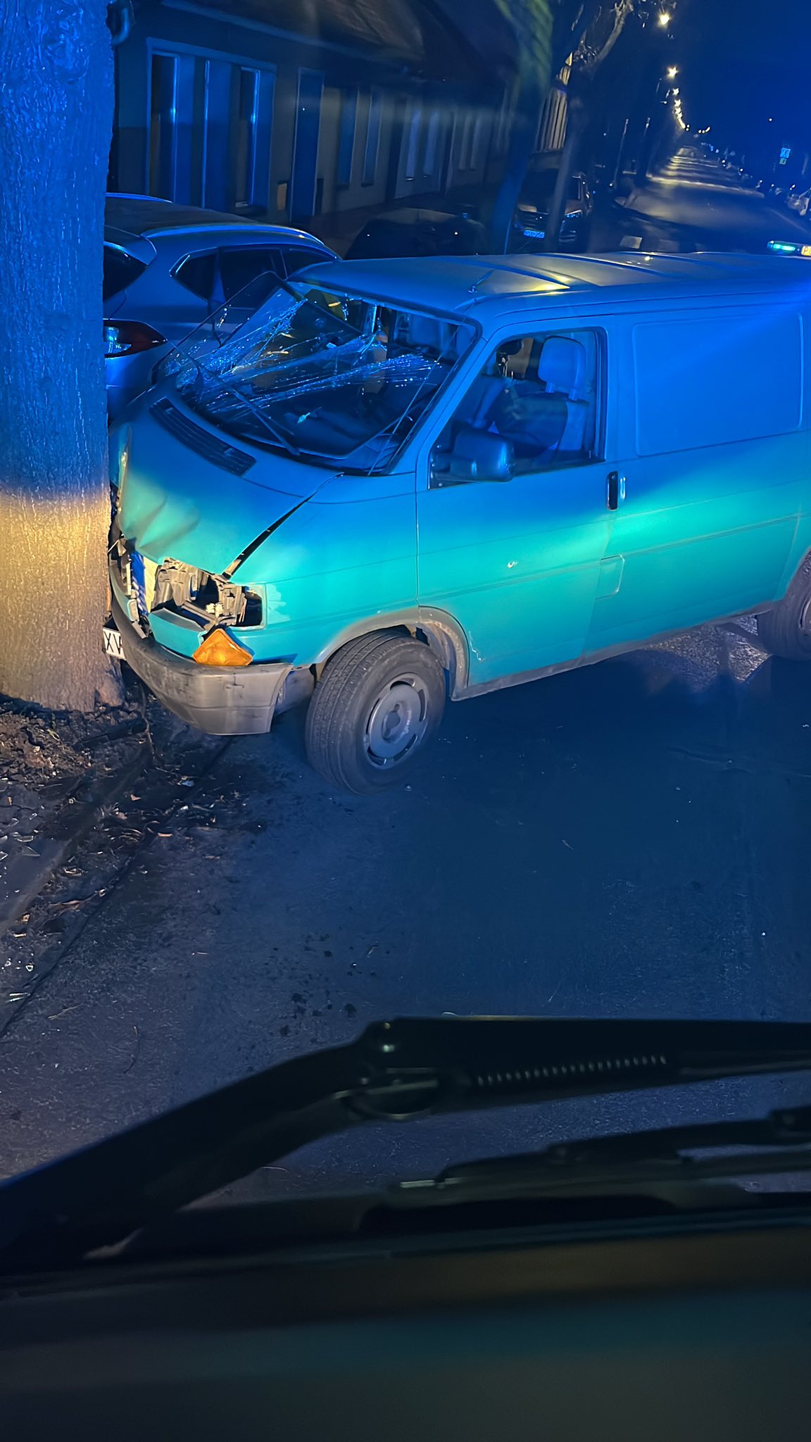 Dostawczak wypadł z drogi i uderzył w drzewo