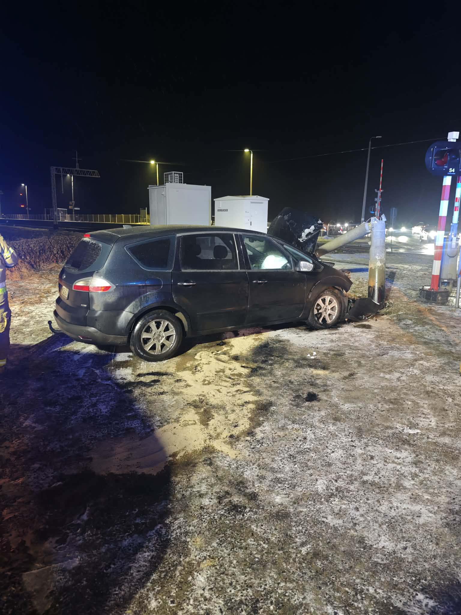 Ford wbił się w słup. Pasażerka trafiła do szpitala