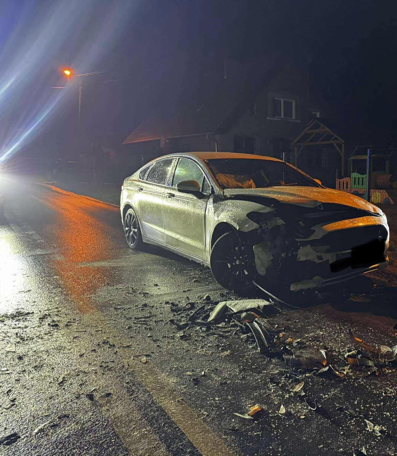 Lodowe pułapki na drogach: ciężarówki przewrócone, szkoły zamknięte, ruch sparaliżowany