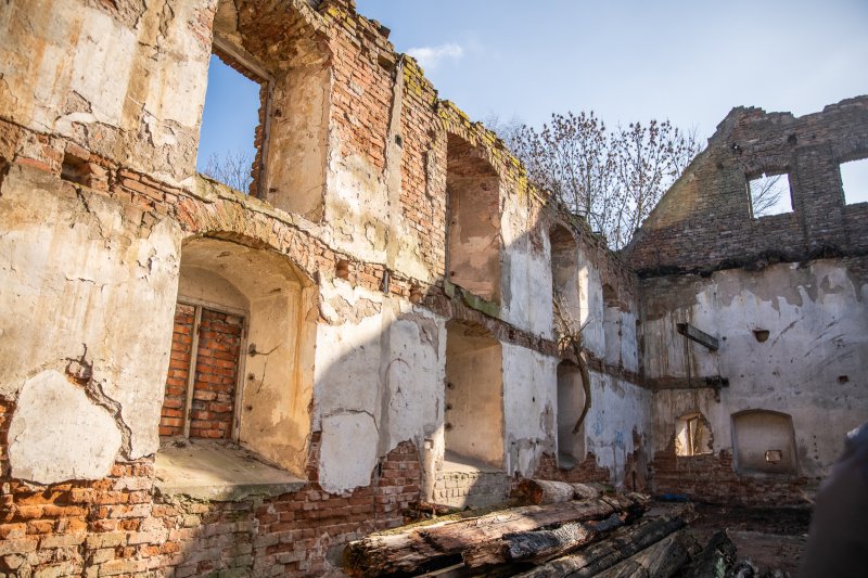 Porządki przy ruinach klasztoru w Obornikach. Ruszyły pierwsze prace