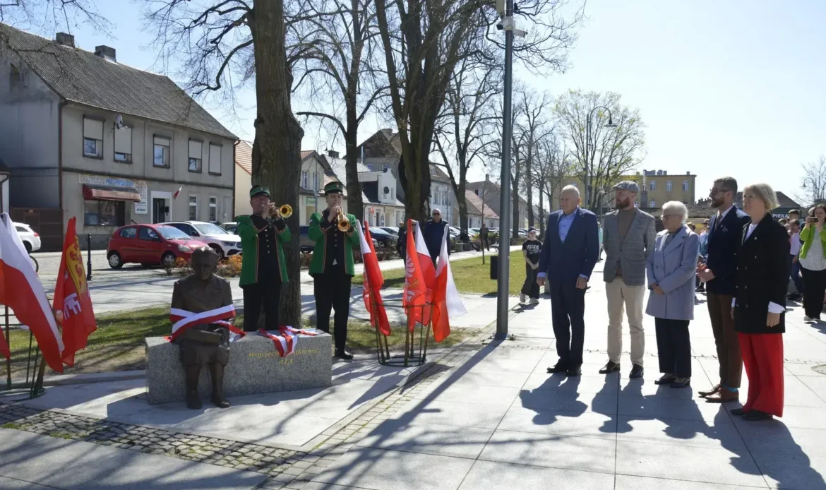 Ławeczka pamięci w Rogoźnie. Mieszkańcy upamiętnili Wojciechę Dutkiewicz