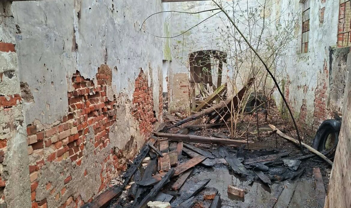 Pożar pustostanu w Chlebowie. Na miejscu kilka jednostek straży