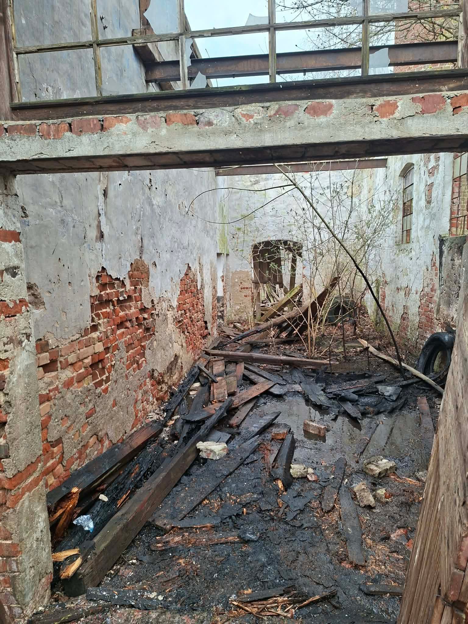 Pożar pustostanu w Chlebowie. Na miejscu kilka jednostek straży